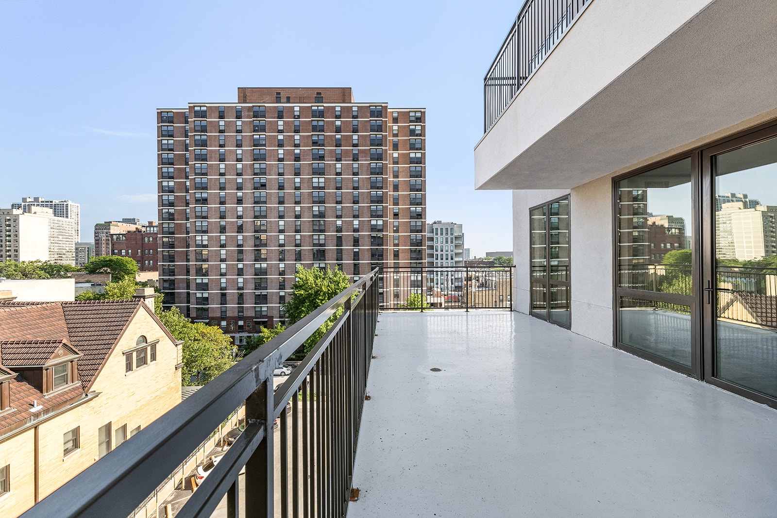 Lakeview, Chicago Luxury Apartment Terrace